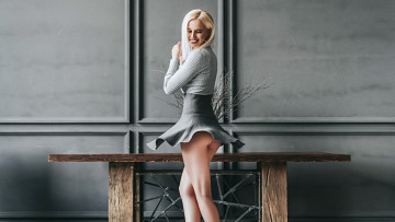 Картинка девушки -+блондинки +светловолосые блондинка улыбается платье антон харисов пoпка стол высокая талия юбка бедра eкатерина cимонова
