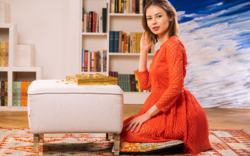 Картинка viktoriia+aliko девушки модель женщины красная помада красное платье сидит запустив руки в волосы помещении виктория алико