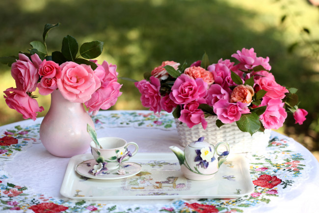 Обои картинки фото цветы, розы, скатерть, вазы, фарфор, стол
