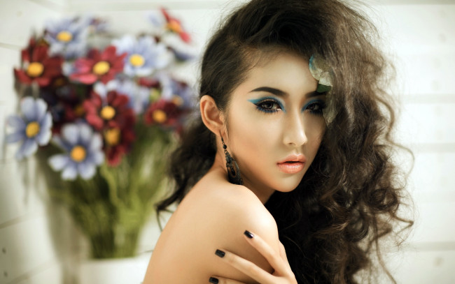 Обои картинки фото Kelly Khoa Nguyen, девушки, , , , взгляд, букет, серьги, макияж