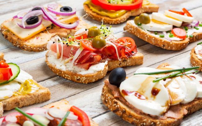 Обои картинки фото еда, бутерброды,  гамбургеры,  канапе, оливки, ham, sandwiches, cheese, bacon, бекон, ветчина, сыр, помидоры, olives, tomatoes