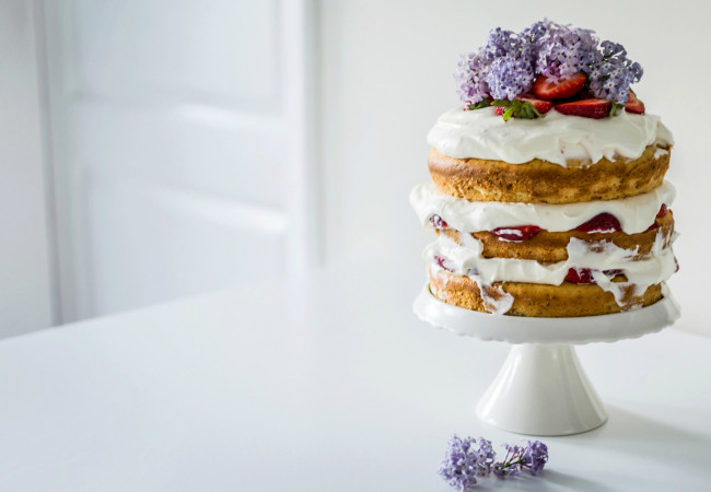 Обои картинки фото еда, торты, клубника, сирень, цветы, крем, коржи, торт