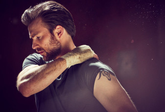 Картинка chris+evans мужчины борода актер бинт рука футболка фон