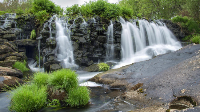 Обои картинки фото природа, водопады, деревья, скалы, водопад, пейзаж