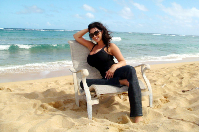 Обои картинки фото девушки, denise milani, брюнетка, очки, топ, штаны, песок, пляж, море, кресло