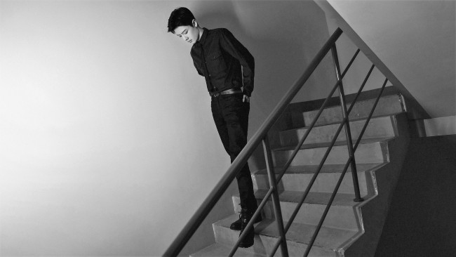 Обои картинки фото мужчины, xiao zhan, актер, лестница, подъезд