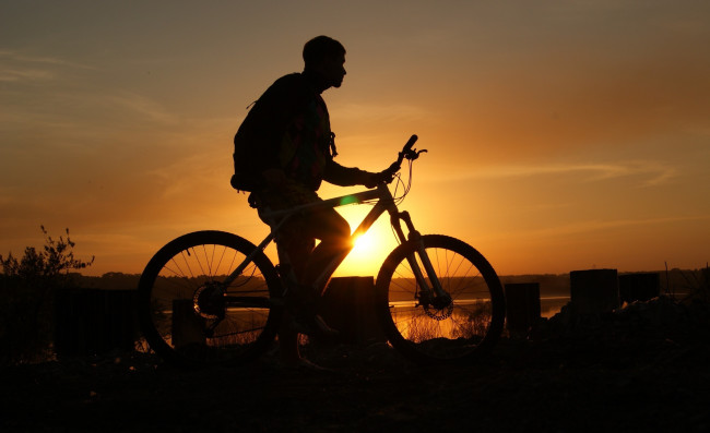 Обои картинки фото мужчины, -unsort, мужчина, велосипед, закат, озеро