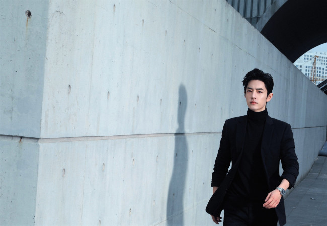 Обои картинки фото мужчины, xiao zhan, актер, водолазка, пиджак, стена