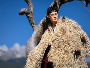 Картинка мужчины wang+zhuocheng актер наряд мех дерево небо