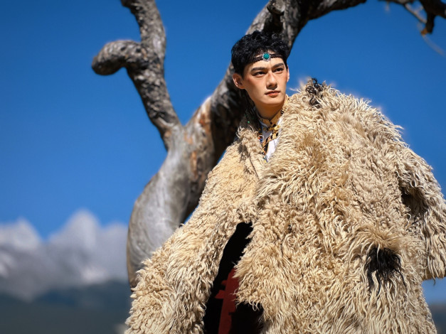 Обои картинки фото мужчины, wang zhuocheng, актер, наряд, мех, дерево, небо