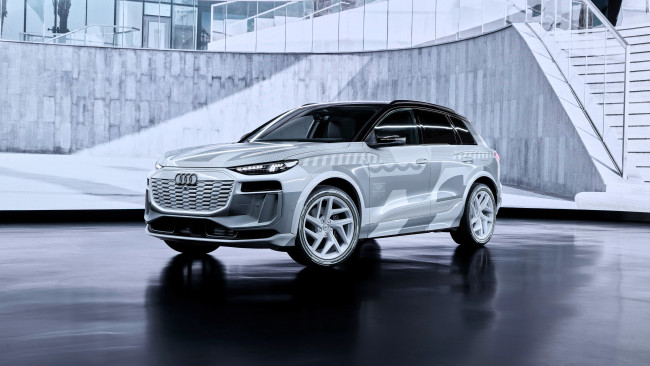 Обои картинки фото audi q6 e-tron prototype show car suv, автомобили, audi, серебристый, здание