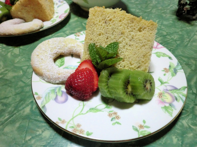Обои картинки фото еда, фрукты, ягоды, хлеб, клубника, фруктовая, нарезка, тарелка, киви
