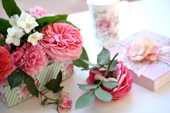 Картинка цветы разные вместе коробка розы жасмин