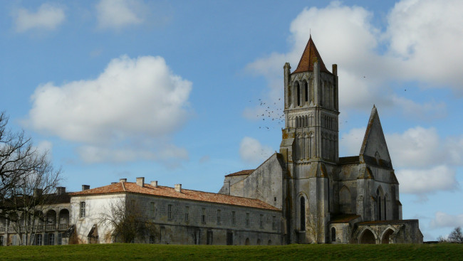 Обои картинки фото abbaye, de, sablonceaux, города, католические, соборы, костелы, аббатства, аббатство, здание, старинное