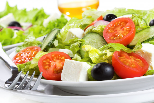 Обои картинки фото еда, салаты, закуски, огурцы, помидоры, салат, сыр, вилка, оливки, томаты