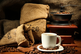 Картинка еда кофе кофейные зёрна кофемолка шоколад мелочки чашка блюдце напиток