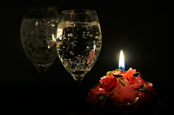 обоя еда, напитки, вино, отражение, свеча, бокал, шампанское