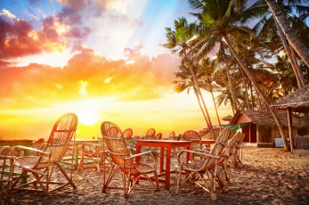 Картинка интерьер кафе рестораны отели море пальмы океан тропики побережье закат индия пейзаж стулья вода хижины небо облака песок