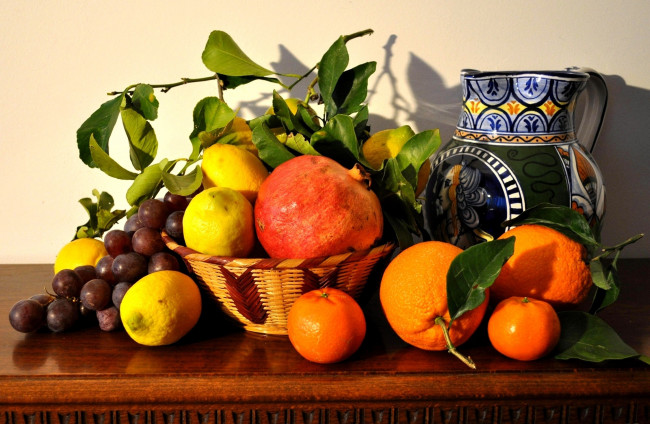 Обои картинки фото еда, фрукты, ягоды, апельсины, лимоны, мандарины, виноград, кувшин