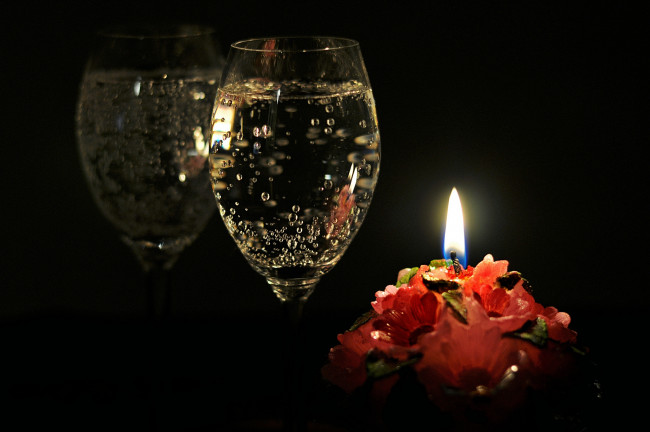 Обои картинки фото еда, напитки, вино, отражение, свеча, бокал, шампанское