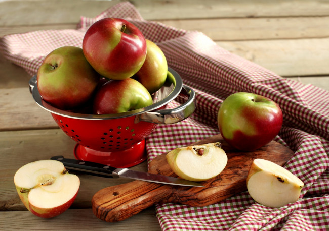 Обои картинки фото еда, Яблоки, скатерть, доска, нож, дуршлаг, яблоки