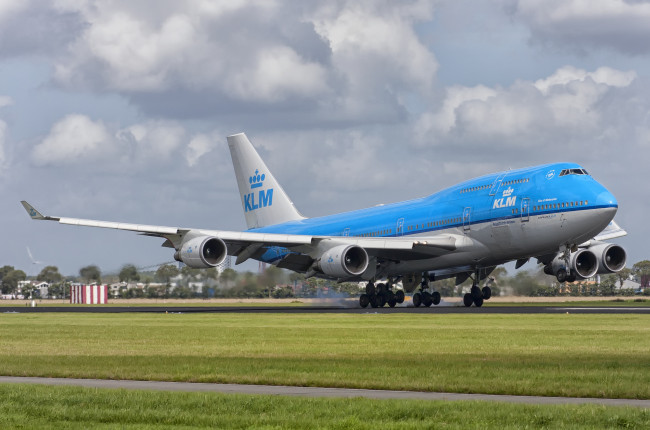 Обои картинки фото boeing 747 klm, авиация, пассажирские самолёты, взлет, авиалайнер