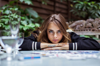 обоя девушки, cara delevingne, кофта, стол, татуировка, взгляд, модель