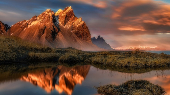 Обои картинки фото природа, горы, трава, облака, закат, озеро