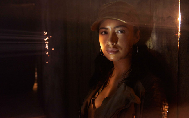 Обои картинки фото кино фильмы, the walking dead, christian, serratos, rosita