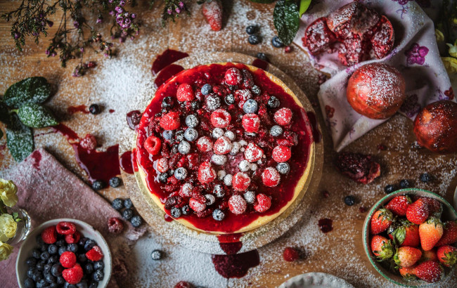 Обои картинки фото еда, пироги, ягоды, пирог, ягодный, клубника, черника, малина