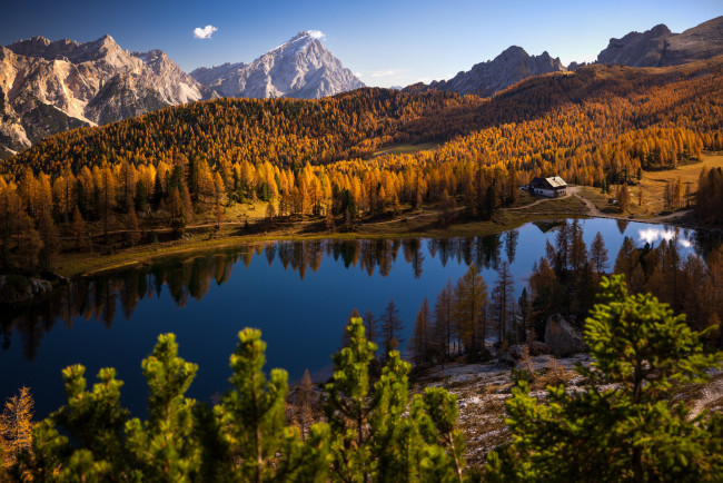 Обои картинки фото природа, пейзажи, осень, лес, горы, озеро, берег, домик