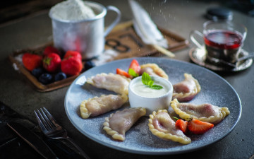 обоя еда, пельмени,  манты,  вареники, ягоды, вареники, сметана, клубника