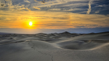Картинка природа пустыни пустыня барханы следы солнце облака