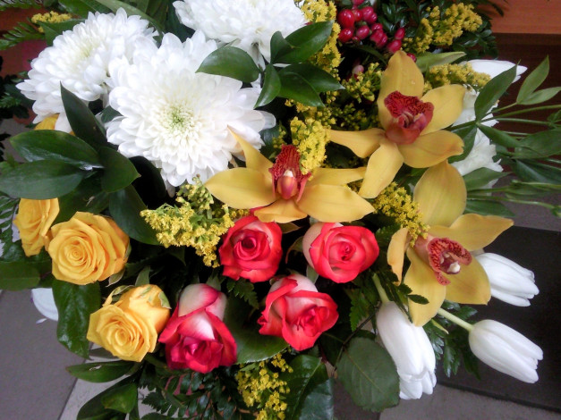 Обои картинки фото цветы, букеты, композиции, букет, розы, хризантемы, орхидеи