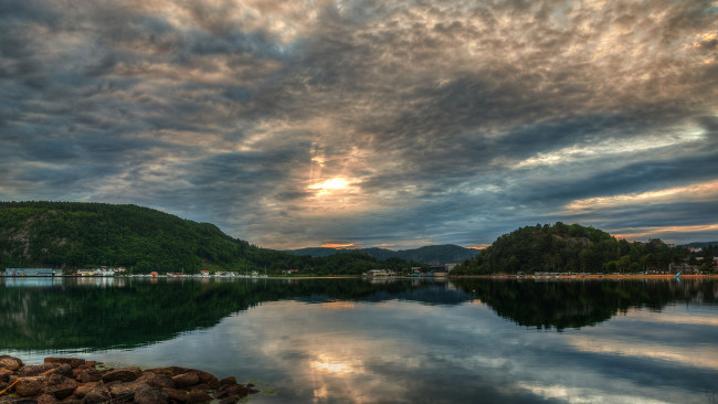 Обои картинки фото природа, реки, озера, norway, норвегия, озеро, городок, горы, облака, пейзаж