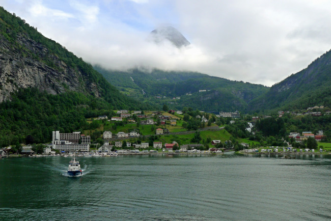 Обои картинки фото norway, geiranger, корабли, катера, каньон, река