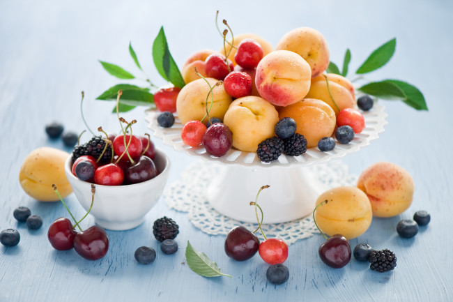 Обои картинки фото еда, фрукты, ягоды, ежевика, абрикосы, голубика, черешня, персики