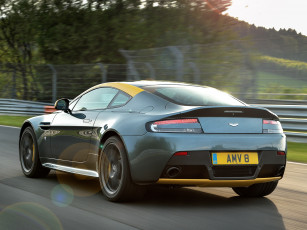 Картинка автомобили aston+martin 2014г зеленый uk-spec aston martin n430 vantage v8