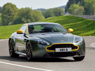 обоя автомобили, aston martin, 2014г, зеленый, uk-spec, n430, vantage, v8, aston, martin