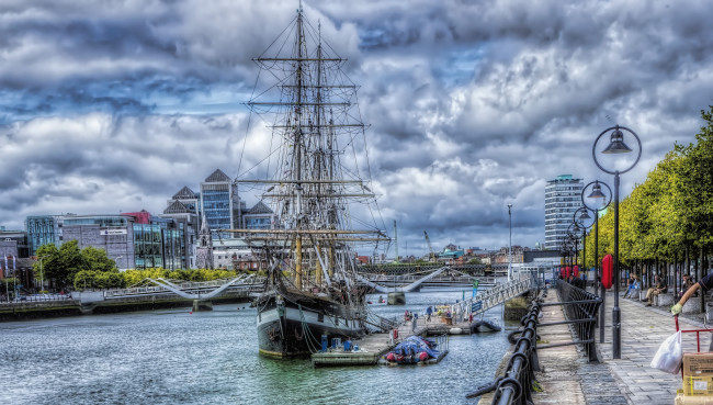 Обои картинки фото jeanie johnston tall ship & famine museum, корабли, парусники, канал, парусник, пристань, город, набережная