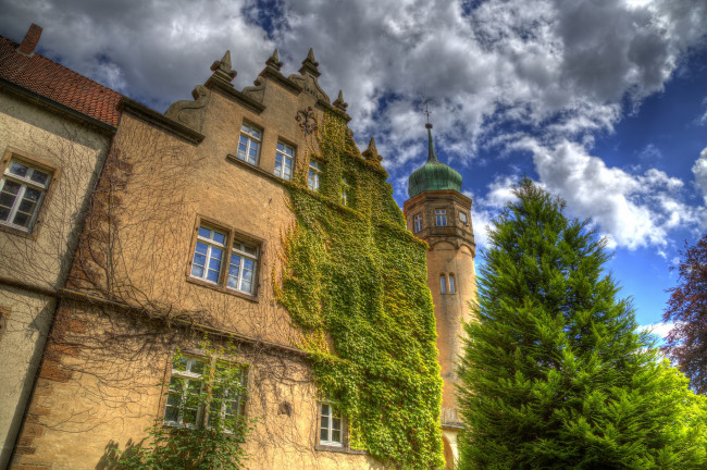 Обои картинки фото ulenburg castle - l&, 246, hne,  germany, города, - дворцы,  замки,  крепости, башня, плющ, стена, здание