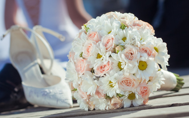 Обои картинки фото цветы, букеты,  композиции, wedding, roses, flowers, bouquet, букет, свадьба, shoes