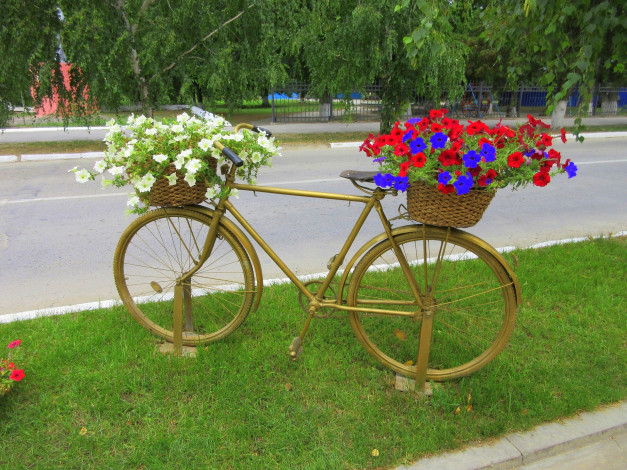 Обои картинки фото разное, садовые и парковые скульптуры, велосипед