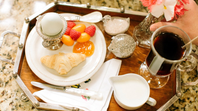 Обои картинки фото еда, разное, ягоды, завтрак, джем, яйцо, круассан, молоко, чай