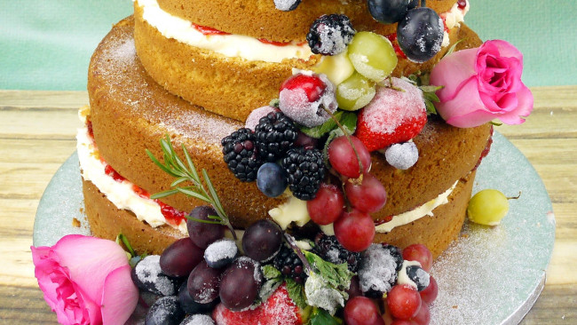 Обои картинки фото еда, торты, ежевика, виноград, бутоны, розы, ягоды, торт, фруктовый