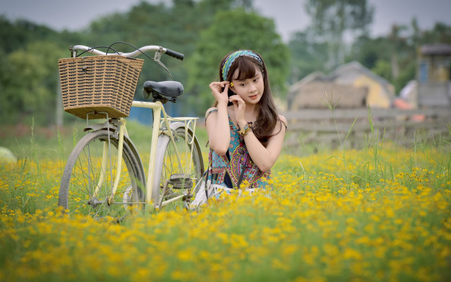Обои картинки фото девушки, -unsort , азиатки, велосипед, девушка, лицо, азиатка, поле