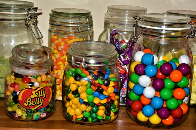 Обои картинки фото еда, конфеты,  шоколад,  сладости, разноцветное, драже, банки
