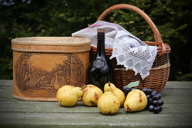 Обои картинки фото еда, разное, груши, виноград, корзинка, вино, бутылка