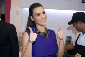 Картинка девушки kim+kardashian брюнетка ожерелье жест люди