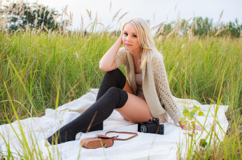 Картинка девушки -+блондинки +светловолосые блондинка природа фотоаппарат ретро модель чулки лето трава